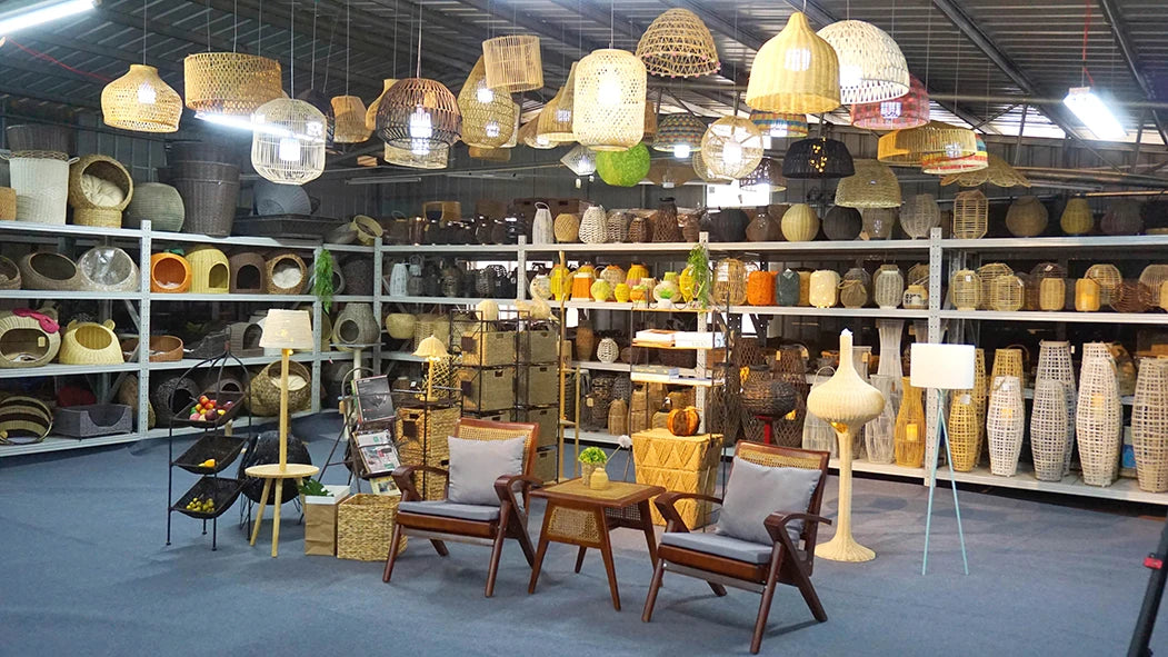 ブラウンのラタン製キャットケーブベッド(脚付き)、手編みペットテーブル