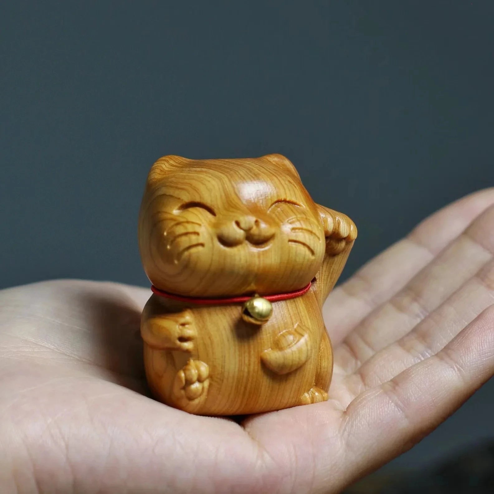 New miniature lucky cat Green Sandalwood Carving Slanted Head Cat Cute Kitten Snake Desktop Ornament Home Decoration