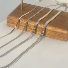 簡約中性蛇形鏈項鍊 不銹鋼人字形金色短項鍊 時尚珠寶禮物 適合女士和男士