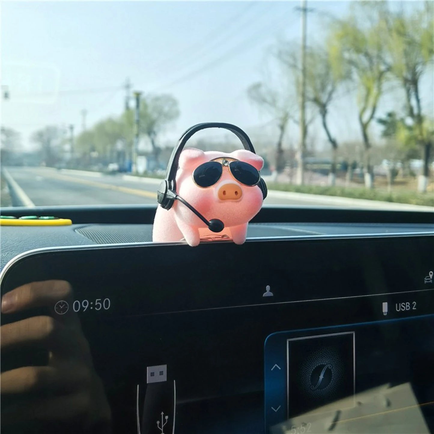 Creative Bobble Head Dog Figure Ornament Statue Cute Shaking Head Dog Car Ornament for Car Dashboard Tabletop Decoration Bobbing